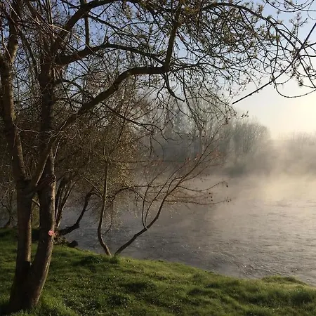 Des Lavandieres En Bordure De Vienne * Salles-en-Toulon