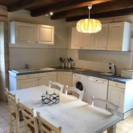 Des Lavandieres En Bordure De Vienne * Salles-en-Toulon