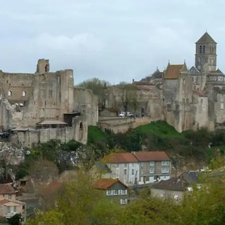 Des Lavandieres En Bordure De Vienne * Salles-en-Toulon