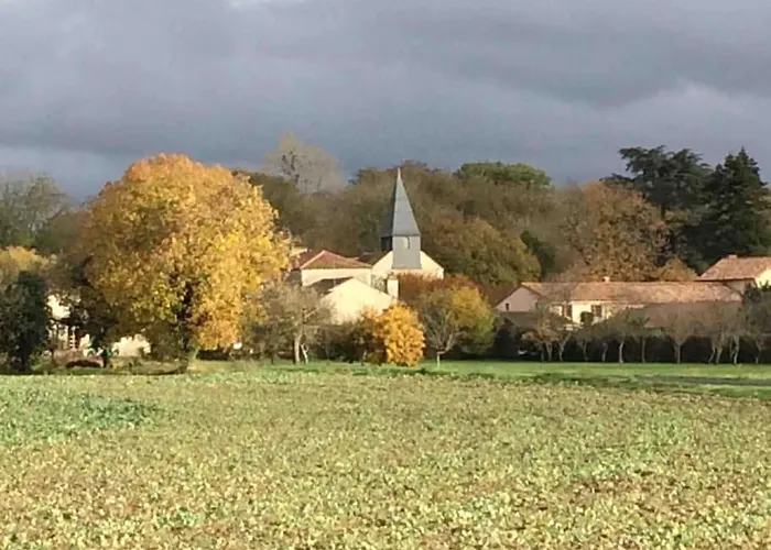 Des Lavandieres En Bordure De Vienne Salles-en-Toulon