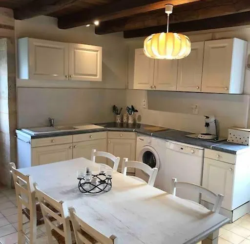 Des Lavandieres En Bordure De Vienne * Salles-en-Toulon