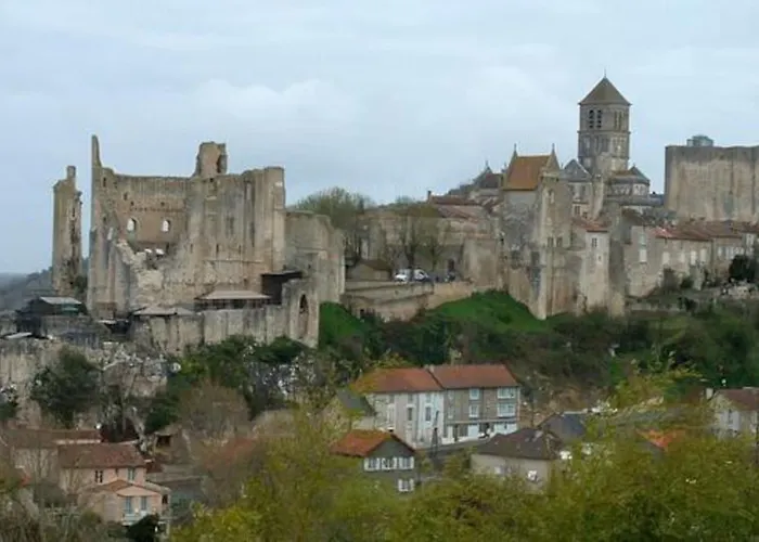 Des Lavandieres En Bordure De Vienne * Salles-en-Toulon